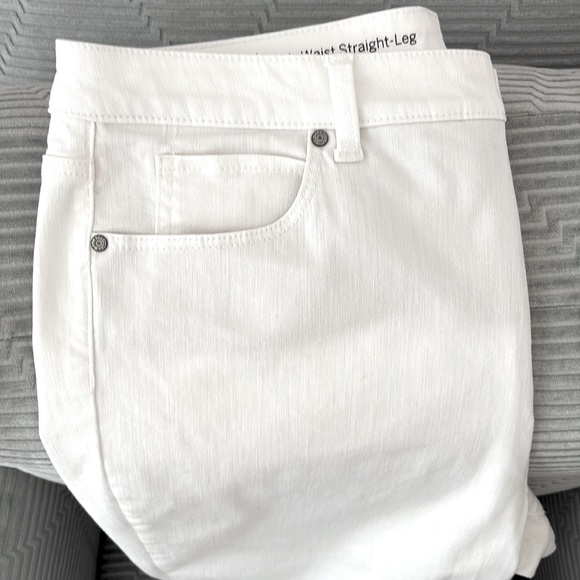 Talbots High Waist Straight Leg White 5 Pocket Jeans. Made w/2% Spandex. Size 16 - Picture 4 of 11